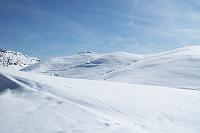 10- deserti nevosi, sulla sommità il rifugio  